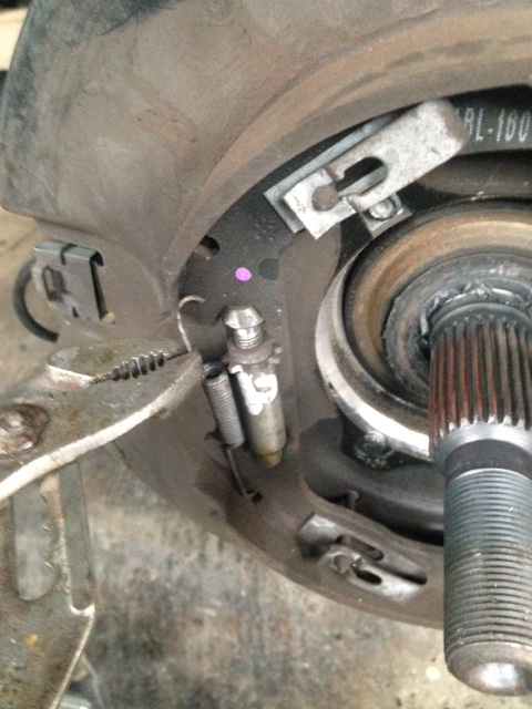 外車 パーキングブレーキ交換 方法