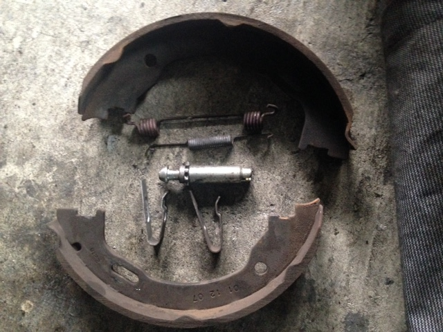 外車 パーキングブレーキ交換 方法