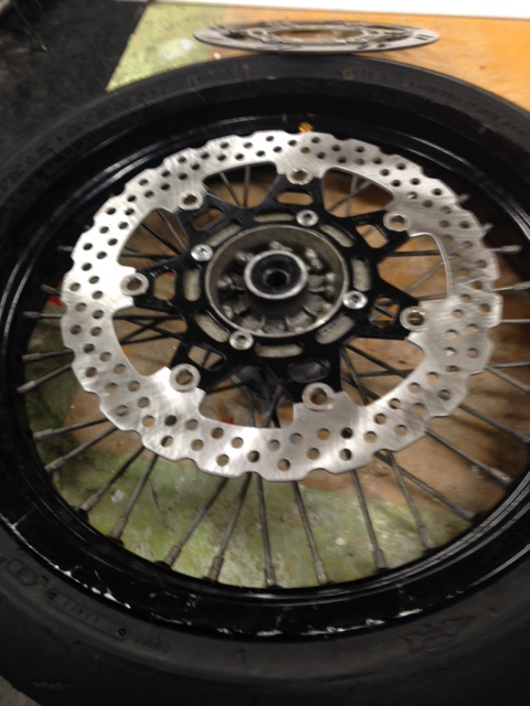 Dトラッカー モタード 大型フロントディスク ねじ山が潰れた